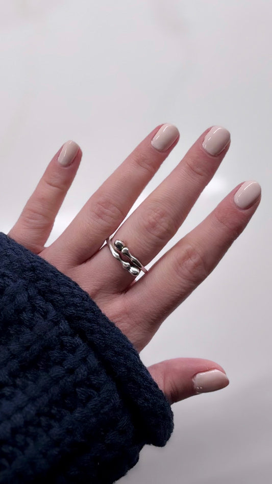 Adjustable horse hoof ring